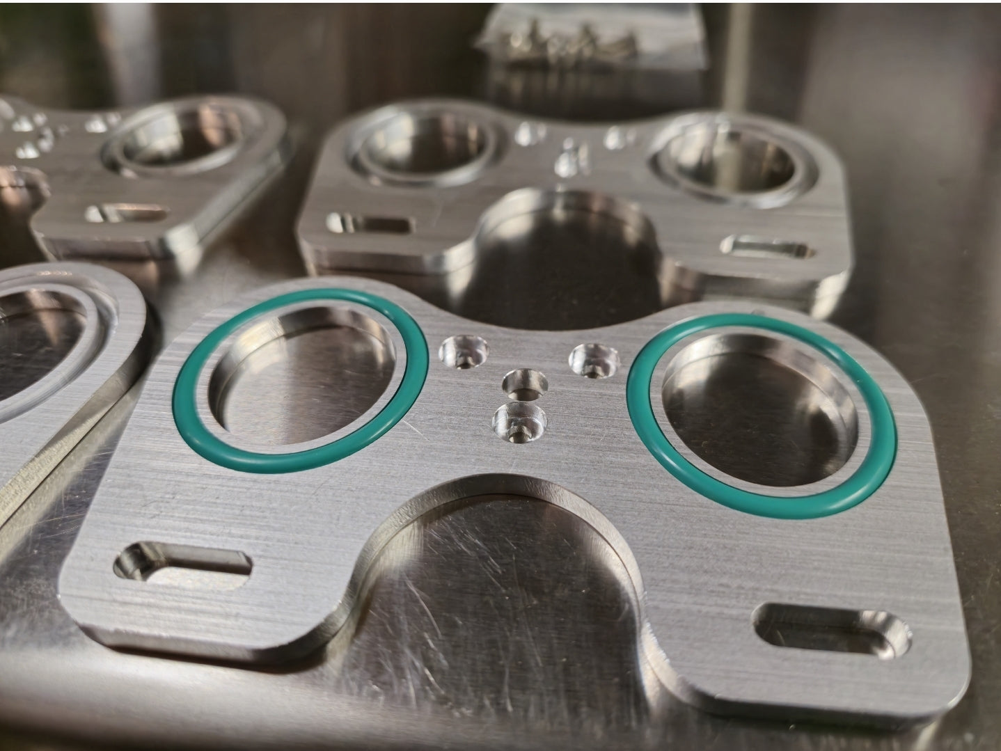 Montreal electronic fuel injector mount Plate. / Halteplatte zur Montage von elektronischen Einspritzventilen